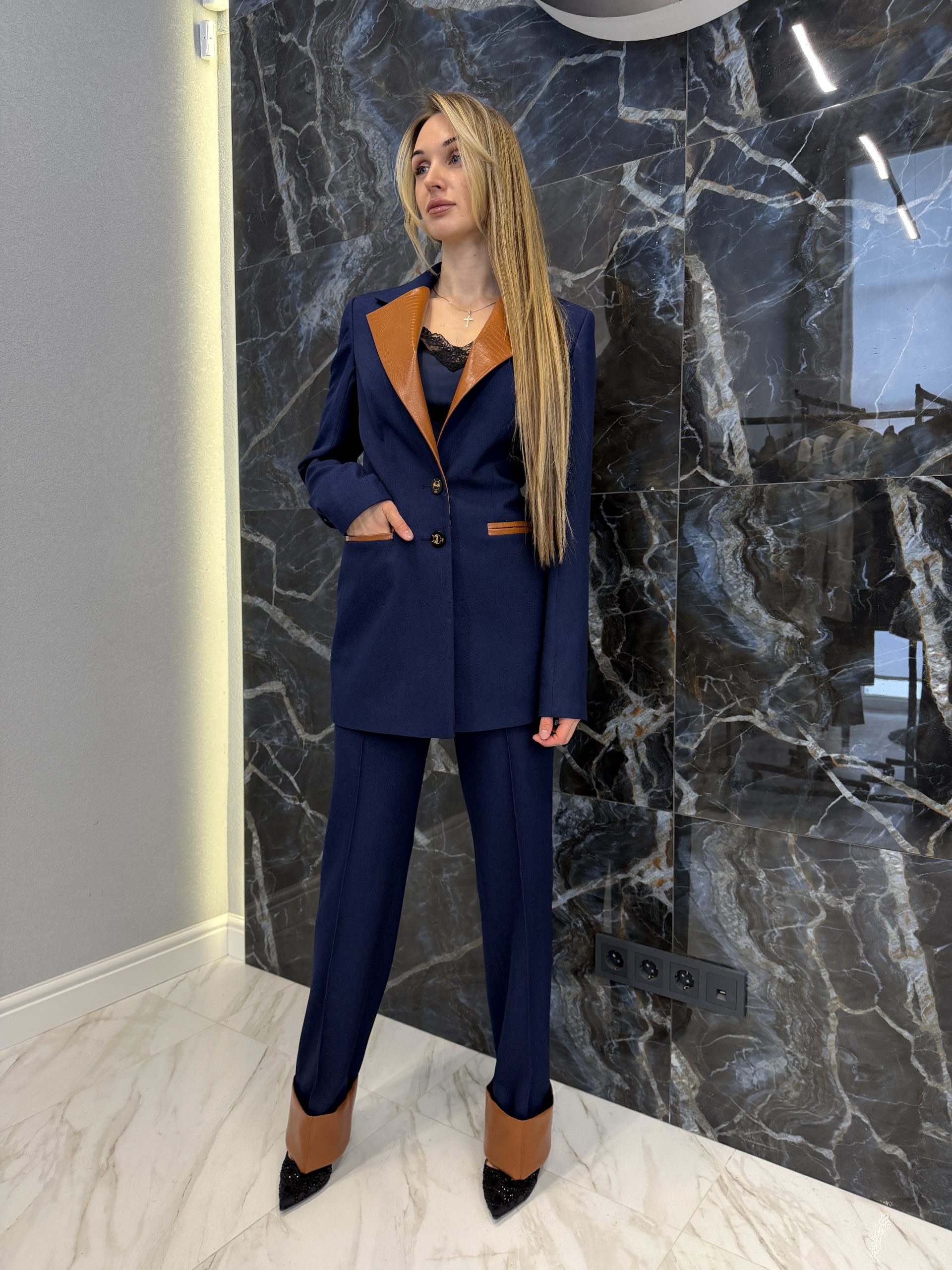 Костюм с кожей