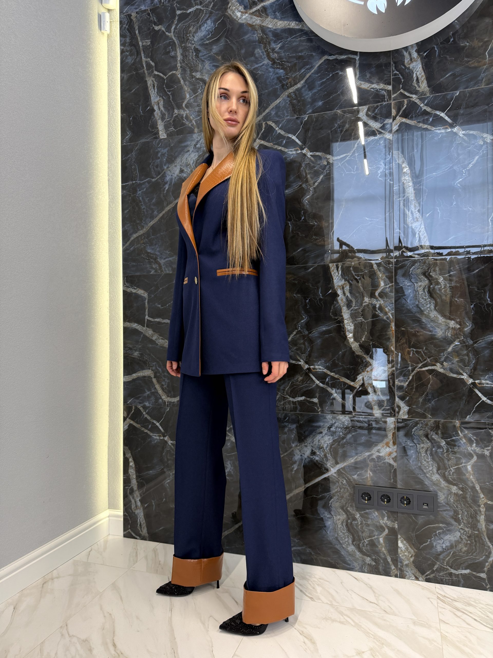 Костюм с кожей