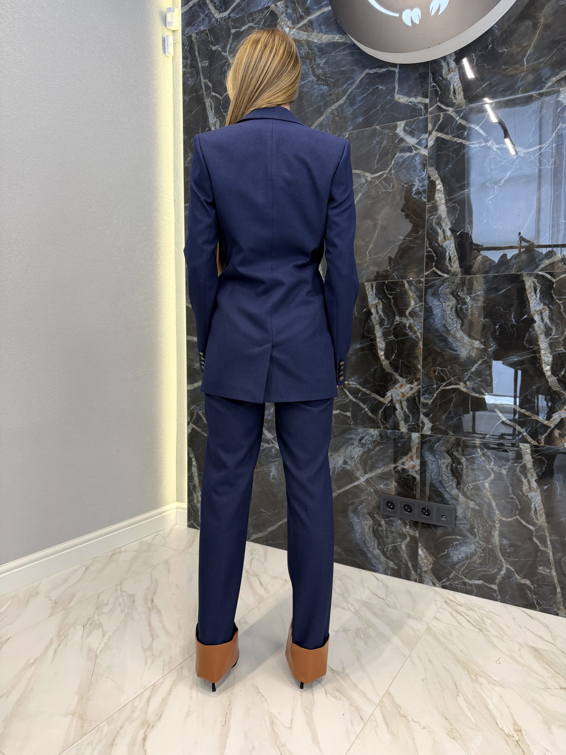 Костюм с кожей