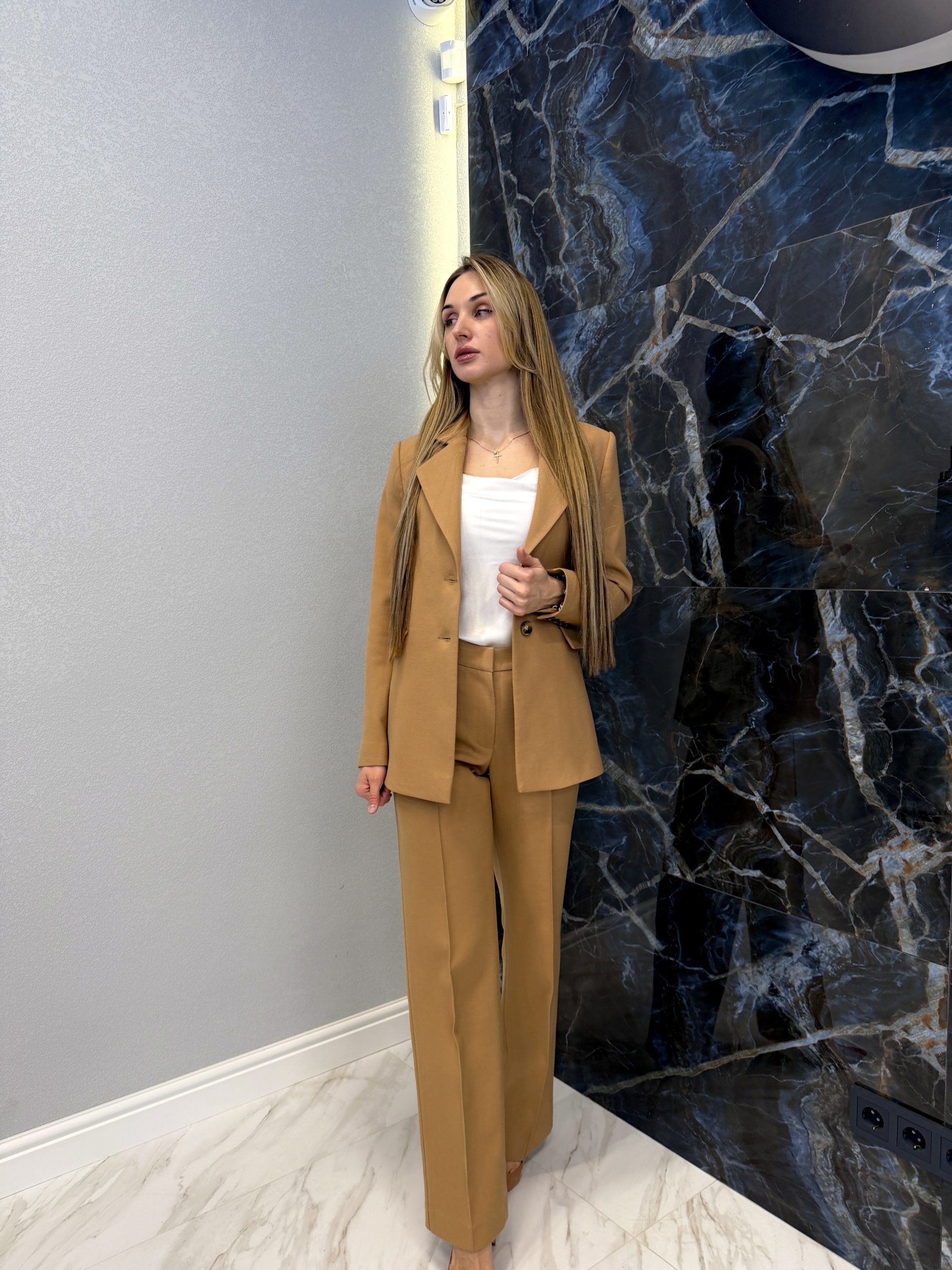 Костюм песочный