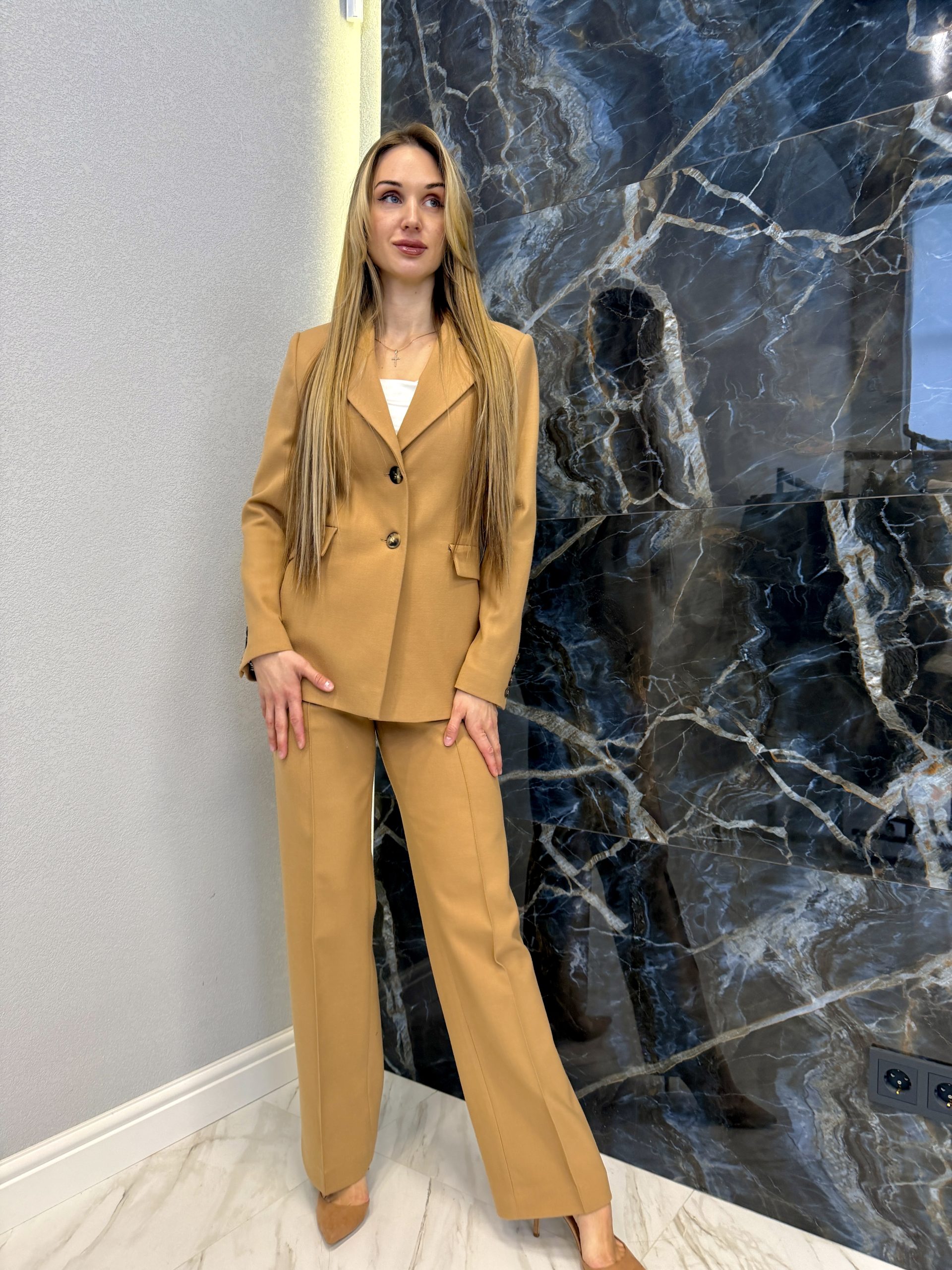 Костюм песочный