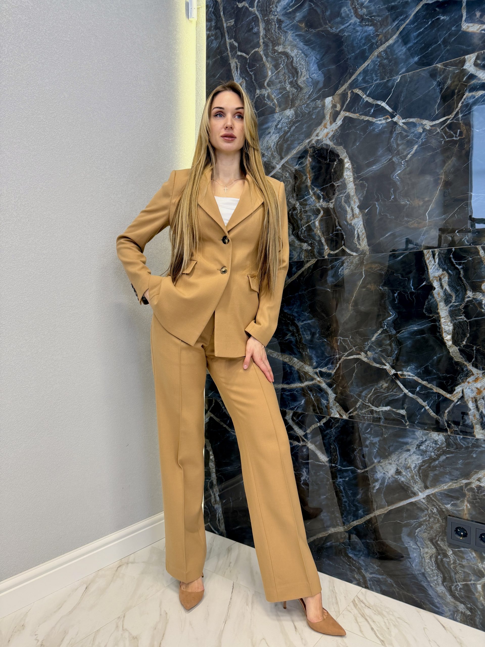 Костюм песочный